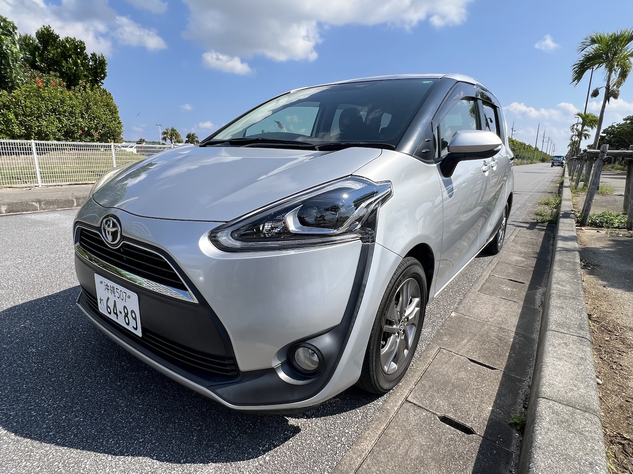 [Sienta] Popular 7-seater — the world’s smallest minivan, Toyota Sienta. Free 'individual transfer' service between Naha Airport and Akamine Station.