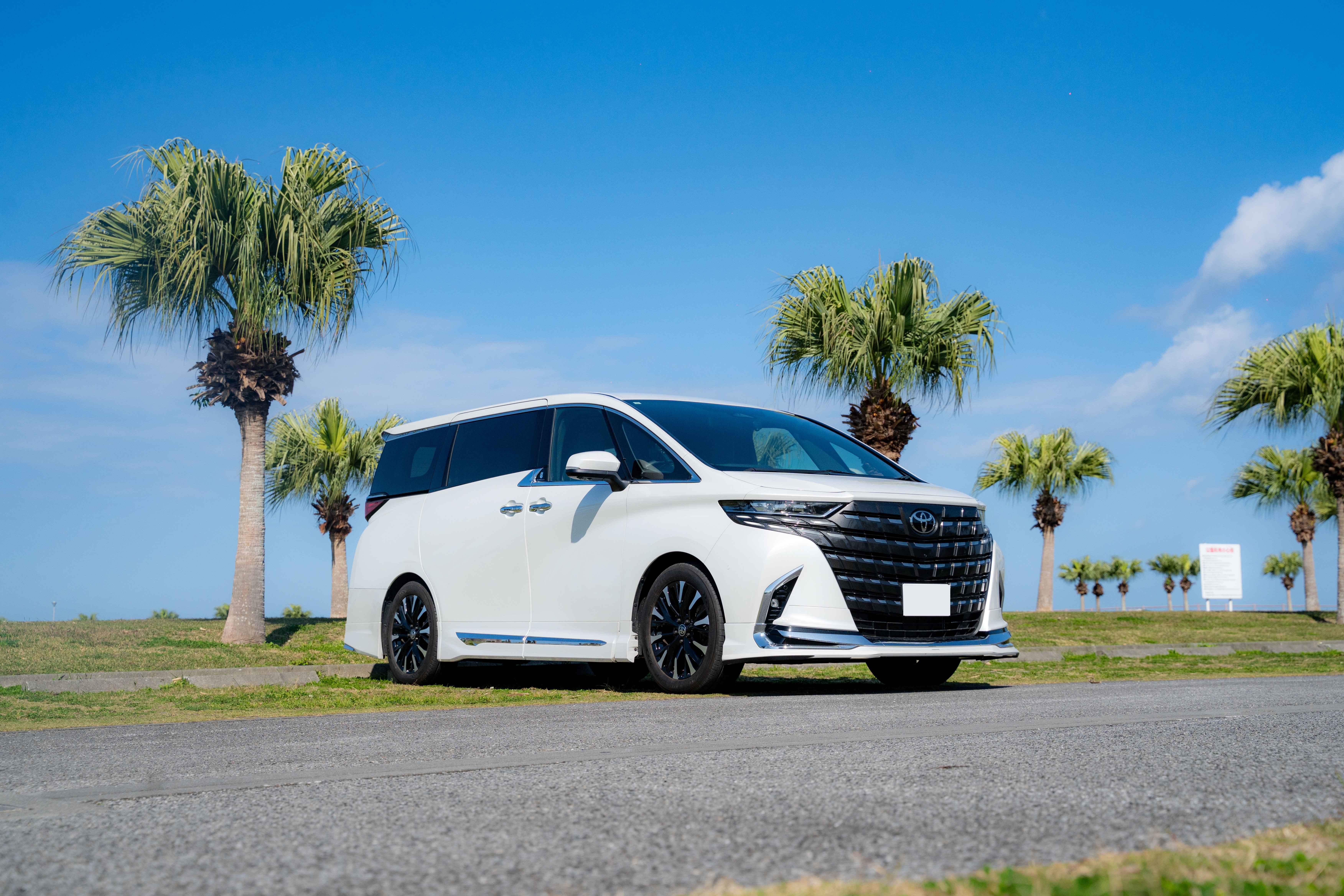 40 Series Latest Model 【★Insurance Included★ Free Airport Shuttle ・ Convenient Location approx. 10 minutes from Naha Airport ★ No need to refuel at return】TOYOTA ALPHARD High-Grade Model Z (English Navigation) 7-Seater / Perfect for a Luxury Family Trip